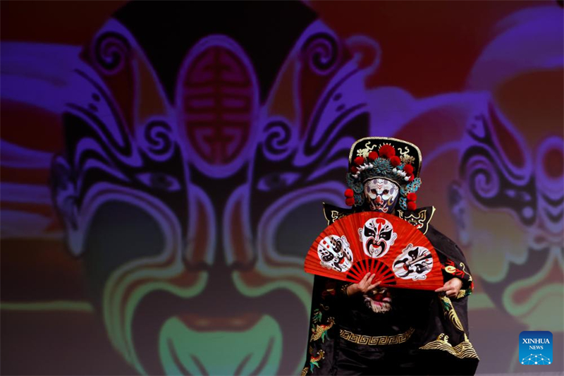 Η πολιτιστικ? παρ?σταση ?Αγκαλι?στε την Κ?να - Συναισθ?ματα του Πεκ?νου? ανεβα?νει στη Ρουμαν?α