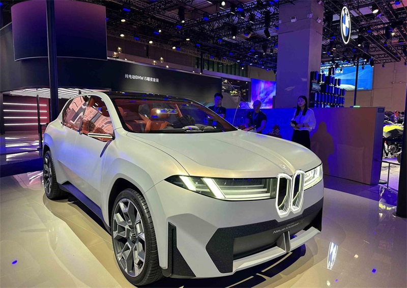 Η BMW παρουσι?ζει το μοντ?λο Neue Klasse X στην ?κθεση αυτοκιν?του τη? Σαγκ?η? τον Απρ?λιο του 2025. (Φωτογραφ?α / Xinhua)