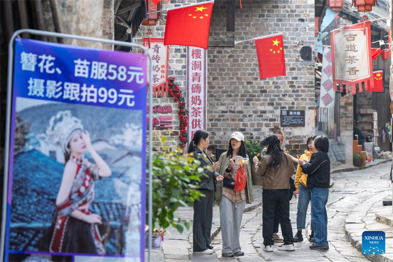 Τουρ?στε? επισκ?πτονται την αρχα?α οδ? στην κωμ?πολη Γιανγκλοουντ?νγκ τη? π?λη? Τσιμπ?