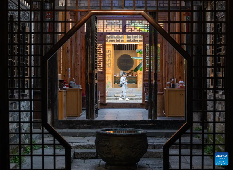 Τουρ?στε? επισκ?πτονται την αρχα?α οδ? στην κωμ?πολη Γιανγκλοουντ?νγκ τη? π?λη? Τσιμπ?