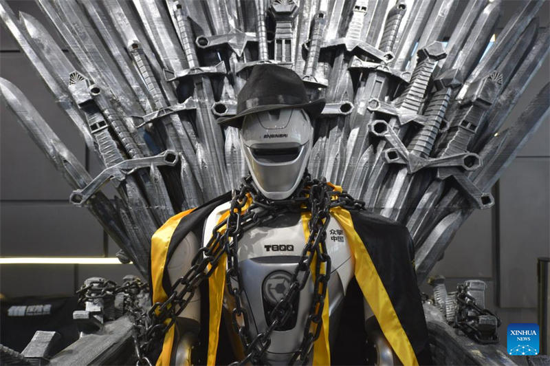 ?να ανθρωποειδ?? ρομπ?τ τη? εταιρε?α? EngineAI, μια? νεοφυο?? εταιρε?α? ρομποτικ??, σε ?να κατ?στημα robot 6S στην π?λη Σεντζ?ν τη? επαρχ?α? Γκουανγκντ?νγκ, στι? 28 Οκτωβρ?ου του 2025. (Φωτογραφ?α / Xinhua)