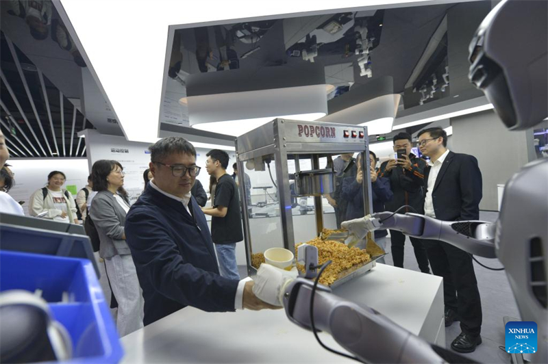 Μια ματι? στα ανθρωποειδ? ρομπ?τ στην π?λη Σεντζ?ν