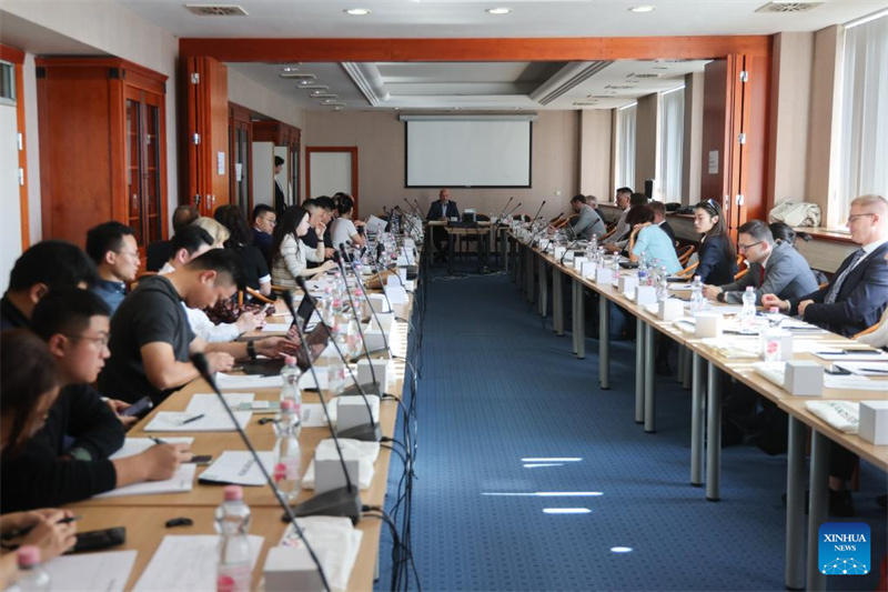 Η φωτογραφ?α που τραβ?χτηκε στι? 5 Νοεμβρ?ου του 2025 δε?χνει τη σκην? του Εργαστηρ?ου Συνεργασ?α? για την Ανακ?κλωση Μπαταρι?ν στην Βουδαπ?στη τη? Ουγγαρ?α?. (Φωτογραφ?α / Xinhua)